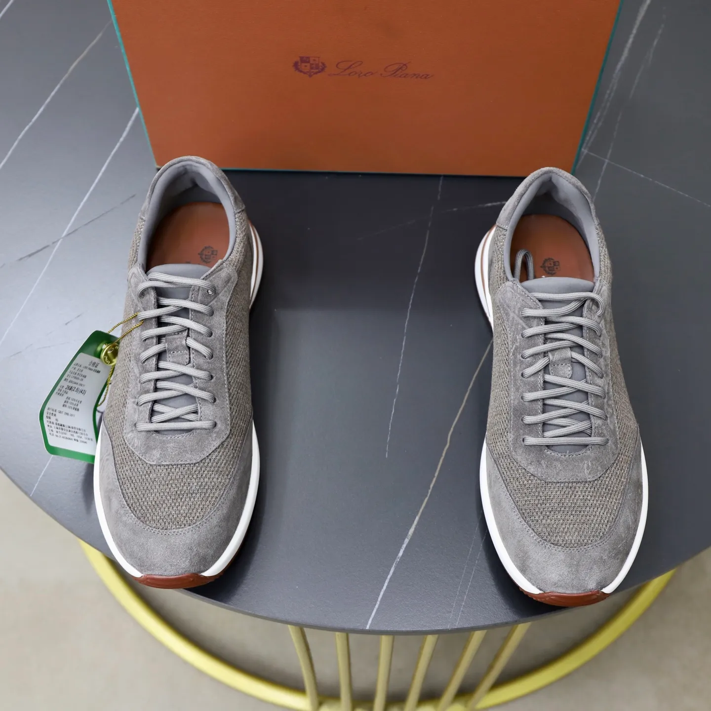 Ex-factory price: 560💰Loro Piana Tennis Walk men’s moral training sneakers! These new textured leather tennis shoes feature an ultra-low-top design for year-round wear and are water-resistant. The wrapped sole creates an effortlessly attractive color combination that harmoniously blends functionality with understated style. The ideal footwear option for urban dressing. The heel is decorated with a soft calfskin tongue with Kummel color inserts and an embossed LP logo. Cotton shoelaces. Material: Upper: Gray woven stitching with cowhide accents! Sole: Rubber lining: Cow leather original rubber sole, excellent foot comfort, complete package! Size: 38-39-40-41-42-43-44 leather shoe size (4546 can be customized)